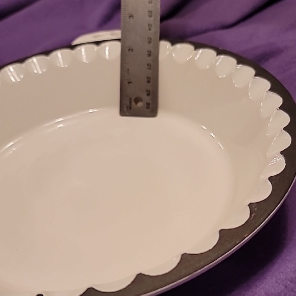 0704. Inspired Home ~ White Baked Enamel and Black Scalloped Pie/Quiche Dish ~ - Picture 6 of 8